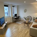 Bliss - Arbeitsplatz, Docking Station, Netflix Appartement